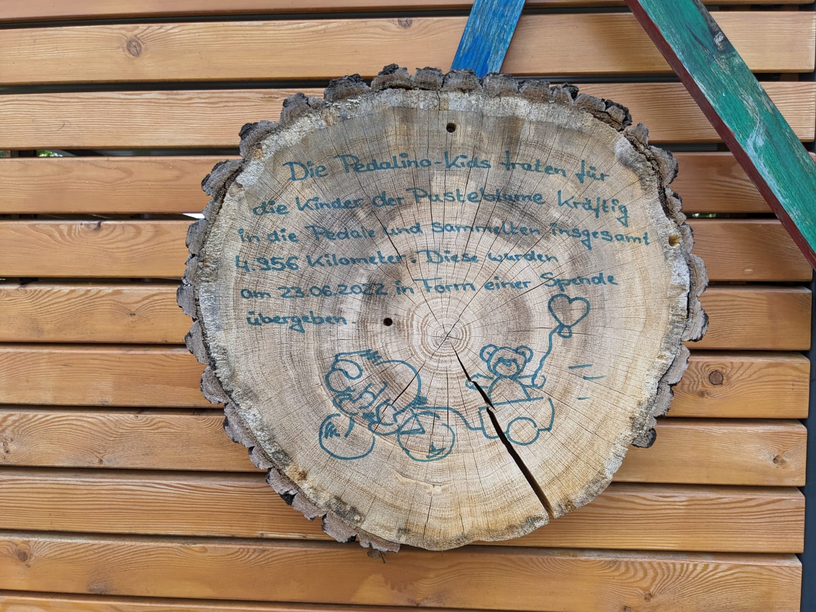 Ein Dankespruch auf einem Holzrad